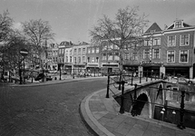 128848 Gezicht op de Weesbrug over de Oudegracht te Utrecht, met de voorgevels van de huizen Oudegracht 264 (rechts) -lager.